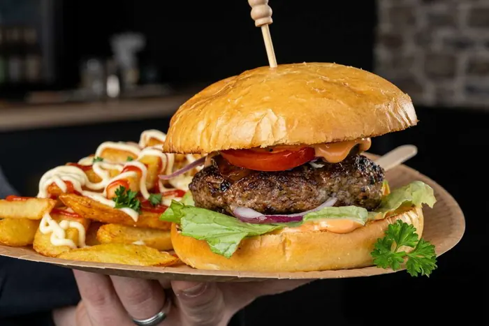 Hamburger mit Hack-Patty, Salat, Tomate und Zwiebel