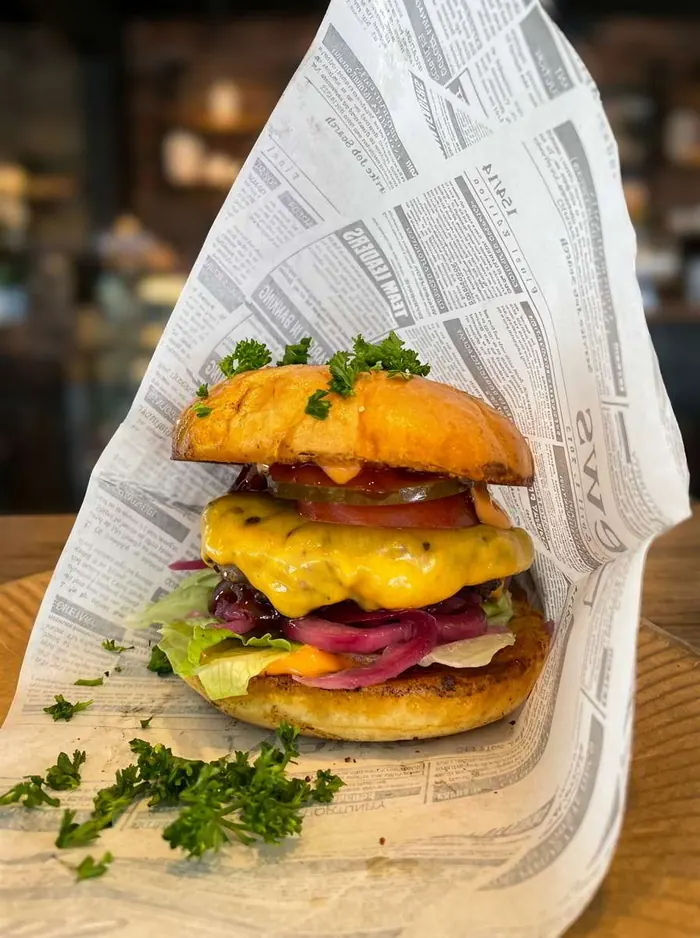Cheeseburger mit gemischtem Hack Patty, Cheddar, Salat, Tomate und Röstzwiebeln
