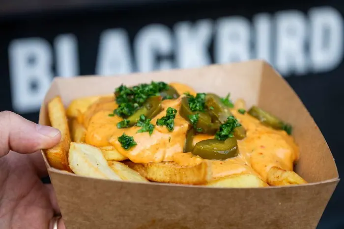 Dirty Fries mit Cheese Sauce und Jalapeños