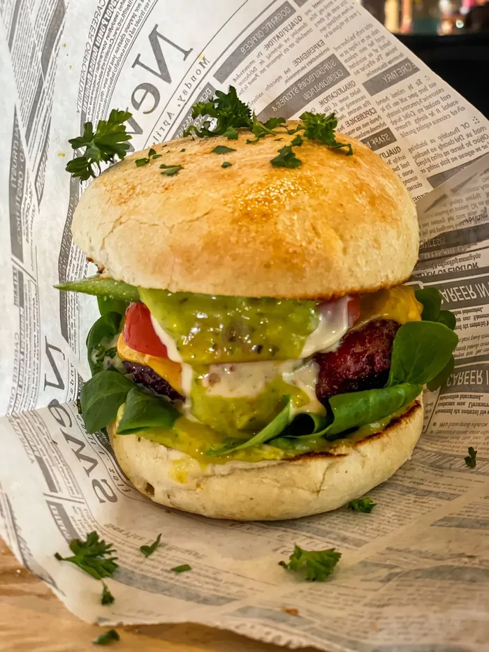 Greenbird Veggie-Burger mit Avocado-Creme, Salat und Sesam-Bun